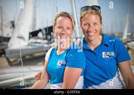 L'équipe de voile olympique de l'équipe GBR Hannah Mills (à gauche) et Saskia Clark qui est représenté sur le premier jour de l'ISAF Sailing World Cup au terminal de ferries de Weymouth, Weymouth. Banque D'Images