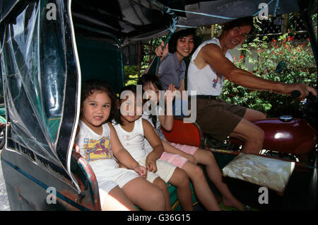 Passagers tricycles, jeunes filles, Lucban, Philippines Banque D'Images