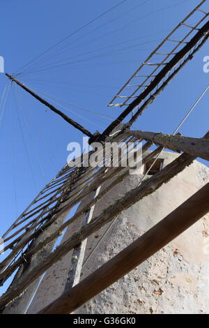 Low angle view le long de l'élan de la Moli Vell de la Mola, moulin à Pilar de la Mola, Majorque, Îles Baléares, Espagne Banque D'Images