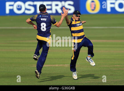 Le doyen Glamorgan Cosker célèbre court Sussex's Chris Nash avec Graham Wagg durant la coupe d'une journée, match à la Division sud SWALEC Stadium de Cardiff, l'ESS. Banque D'Images