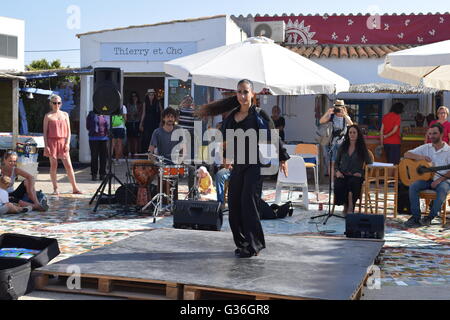 La danseuse de flamenco au marché artisanal, Pilar de la Mola, Formentera, Espagne Banque D'Images