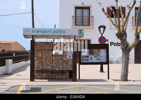 Transport public par bus arrêt à El Pilar de la Mola, Majorque, Îles Baléares, Espagne Banque D'Images