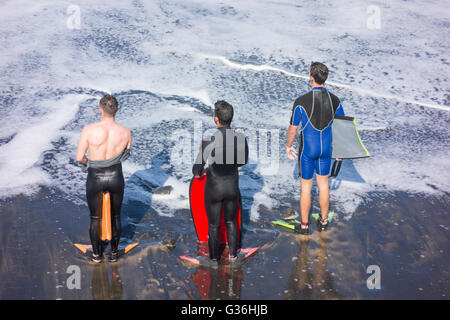 L'oeil sur l'onde Bodyboarders beach. Banque D'Images