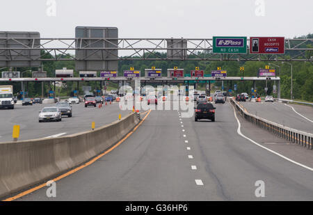 Approche de l'autoroute à péage au New York State Thruway, USA Banque D'Images