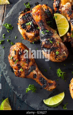 Poulet grillé épicé avec de la chaux et des épices Banque D'Images