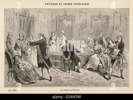 Franz Anton Mesmer (1734 - 1815), médecin allemand et hypnotiseur, traiter les patients dans un groupe, dans une session qu'il a appelé un baquet (nommé d'après le grand navire au milieu de la chambre), à un salon à Paris. Date : vers 1785 Banque D'Images