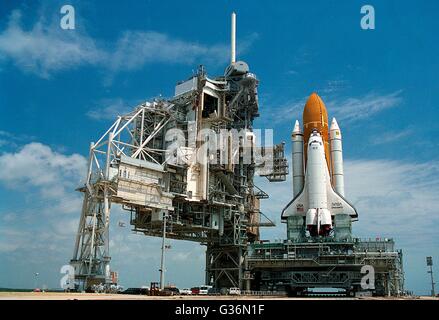 Le Crawler Transporter apporte la navette spatiale Discovery STS-70 en position de lancement 39B, à la suite de la mise en place des capacités à l'assemblage de véhicules de la NASA au Centre spatial Kennedy le 11 mai 1995 à Cape Canaveral, en Floride. Banque D'Images