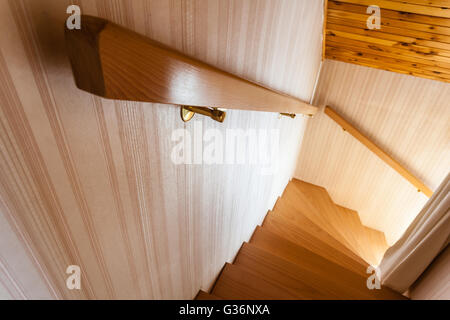 Escalier intérieur en bois d'un chalet ou cottage en Autriche Banque D'Images