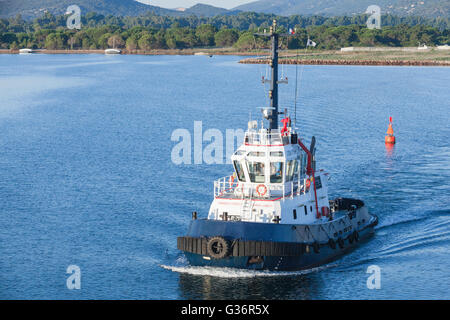 Corse, France - le 2 juillet 2015 : Reprendre remorqueur 40T. Bateau industriel avec superstructure blanc et bleu foncé coque en cours sur mer Banque D'Images