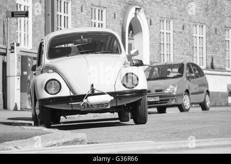 Helsinki, Finlande - le 7 mai 2016 : Vieille coccinelle Volkswagen est garé sur une route, vue avant, photo en noir et blanc Banque D'Images