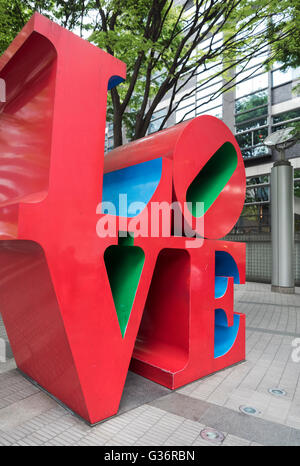 LOVE Sculpture, Shinjuku, Tokyo, Japon Banque D'Images