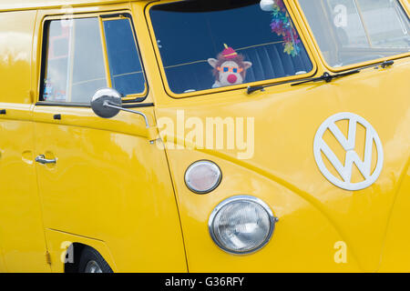 1965 Volkswagen VW Jaune panneau de porte double écran partagé à un van VW Show. L'Angleterre Banque D'Images