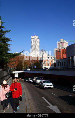 La circulation sur la rue de Bailén près de la Plaza de España, la Torre de Madrid (centre) et Edificio España derrière les bâtiments, Madrid, Espagne Banque D'Images