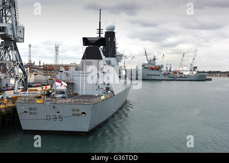 Le HMS Dragon D35 Type 45 de la Royal Navy un destroyer de défense aérienne à la base navale de Portsmouth Harbour dans le Hampshire England Uk Banque D'Images