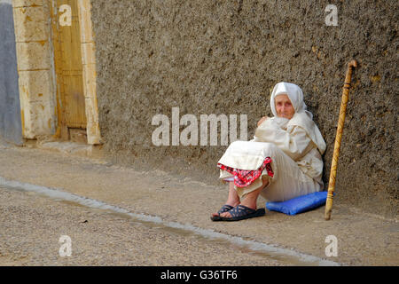 Personnes âgées femme mendiant tout en étant assis sur le plancher dans la médina (vieille ville), El Jadida, Maroc Banque D'Images