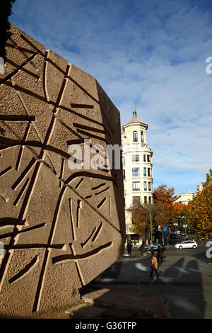 Sculptures moderne en béton dans le Jardines del Descubrimiento, Plaza de Colón, Madrid, Espagne Banque D'Images