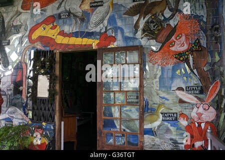 Entrée de Helga's Folly, l'hôtel créé par Helga De Silva Blow Perera, un excentrique kitsch arty hôtel à Kandy, Sri Lanka. Banque D'Images