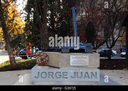 Monument à l'officier de marine 18e siècle Don Jorge Juan y Santacilia dans le Jardines del Descubrimiento, Madrid, Espagne Banque D'Images