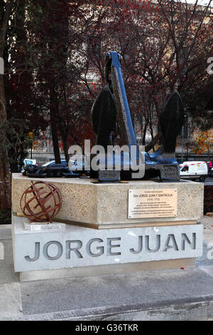 Monument à l'officier de marine 18e siècle Don Jorge Juan y Santacilia dans le Jardines del Descubrimiento, Madrid, Espagne Banque D'Images