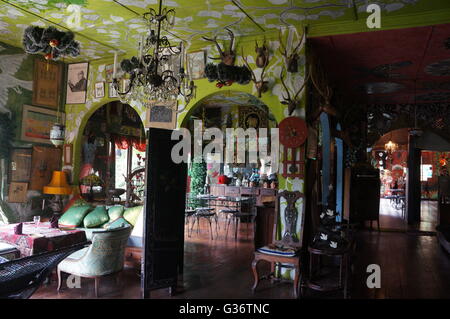 Une chambre à Helga's Folly, un hôtel créé par Helga De Silva Blow Perera, un excentrique kitsch arty hôtel à Kandy, Sri Lanka. Banque D'Images