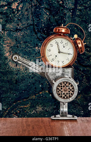 Réveil vintage Bronze au hachoir à viande sur bleu grunge wall background. Banque D'Images