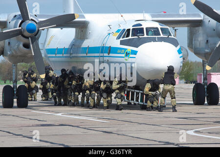 Région de Kiev, Ukraine - le 24 avril 2012 : le service des opérations spéciales au cours de l'escouade contre-terrosist avec un plan de formation Banque D'Images