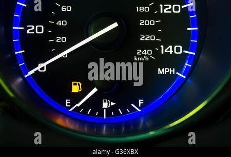 Location de véhicule automatique Indicateur de tableau de bord de la jauge de carburant gaz avec aiguille vide montrant du réservoir GPL Banque D'Images