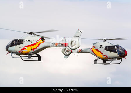 Patrulla ASPA display team de l'armée de l'air espagnole battant leurs hélicoptères Eurocopter EC-120B à la RAF Waddington meeting aérien. Banque D'Images
