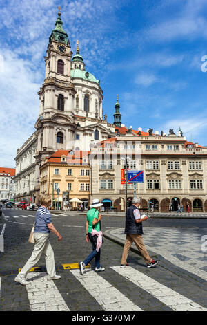 Prague Mala Strana Square St Nicholas Church Prague petite ville touristes gens sur la place Malostranske, République tchèque Prague petit quartier place Banque D'Images