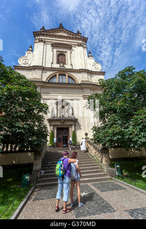 Couple en face de l'église de notre-Dame victorieux enfant Jésus de Prague à l'intérieur Mala Strana Prague République tchèque visite de lieux célèbres touristes Banque D'Images