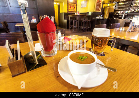 Soupe de tripes et de la bière tchèque Kozel, Prague Pod Petřínem la nourriture au bar, Mala Strana, Prague, République Tchèque Banque D'Images