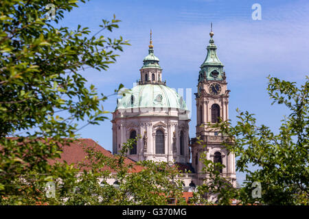 Prague Mala Strana Prague Eglise Saint-Nicolas architecture baroque Eglise Dôme bâtiment tours de l'Eglise Saint-Nicolas Prague République tchèque Europe Banque D'Images