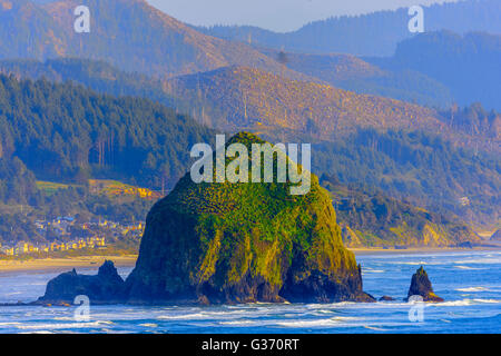 Les piles de la mer au large de la plage de canon sur la côte de l'Oregon Banque D'Images