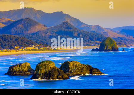 Les piles de la mer au large de la plage de canon sur la côte de l'Oregon Banque D'Images