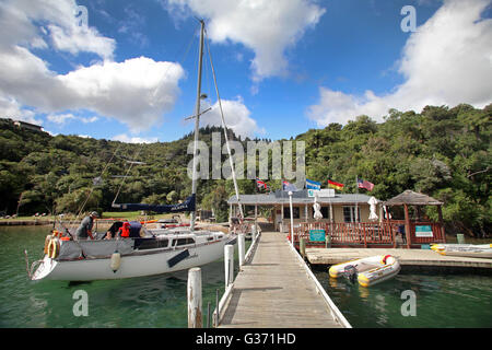 Photo par Tim Cuff - Activité autour du quai de Punga Cove, Queen Charlotte Track, Marlborough, Nouvelle-Zélande Banque D'Images