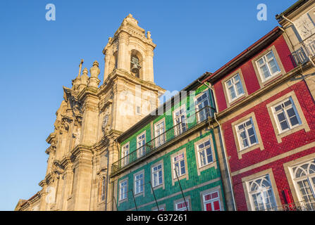 Convento dos Congregados et maisons colorées à Braga, Portugal Banque D'Images