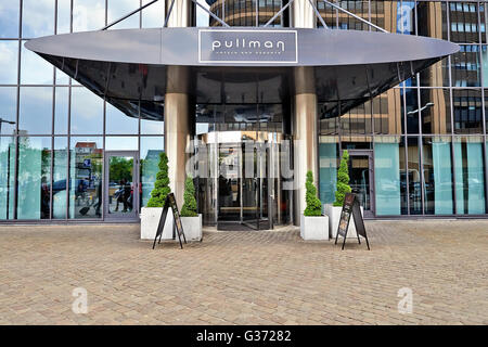 Bruxelles, Belgique - 26 MAI 2016 : l'entrée principale et la porte de verre à l'hôtel Pullman à Bruxelles le 26 mai 2016 Banque D'Images