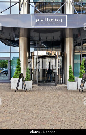 Bruxelles, Belgique - 26 MAI 2016 : l'entrée principale et la porte de verre à l'hôtel Pullman à Bruxelles le 26 mai 2016 Banque D'Images