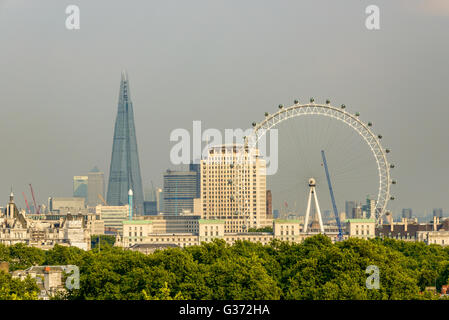 Vers septembre 2013 : London Skyline, Green Park au premier plan Banque D'Images