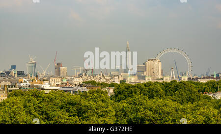 Vers septembre 2013 : London Skyline, Green Park au premier plan Banque D'Images