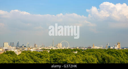 Vers septembre 2013 : London Skyline, Green Park au premier plan Banque D'Images