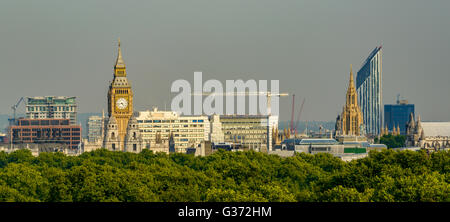 Londres, Royaume-Uni, vers septembre 2013 : London Skyline, Green Park au premier plan Banque D'Images