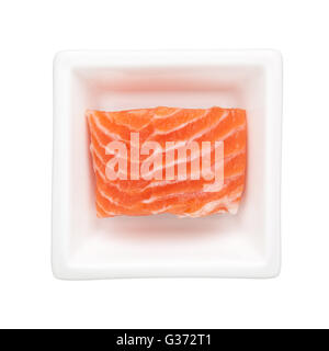 Filet de saumon dans un bol carré isolé sur fond blanc Banque D'Images