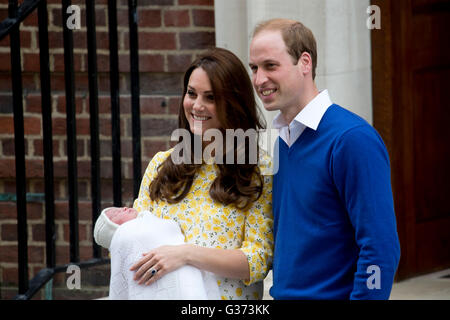 Le duc et la duchesse de Cambridge, quitter l'aile Lindo de l'hôpital, St Marys, Paddington, avec leur nouveau bébé fille,. Banque D'Images
