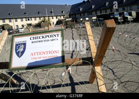 L'Eurocorps, l'army corps multinationaux, checkpoint à l'entrée du quartier général Banque D'Images
