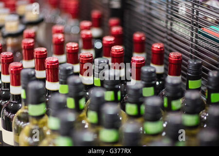 Close up de bouteilles de vin rouge et blanc Banque D'Images