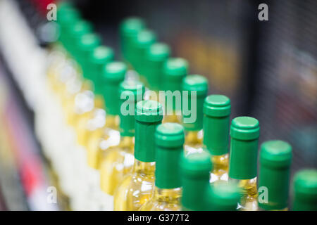 Close up de bouteilles de vin blanc Banque D'Images