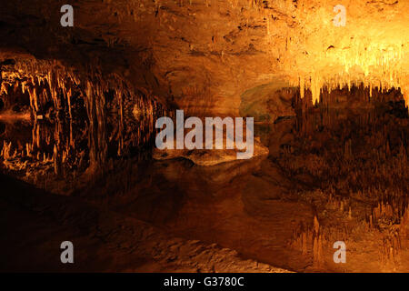 Formations grotte reflétée dans un lac souterrain Banque D'Images