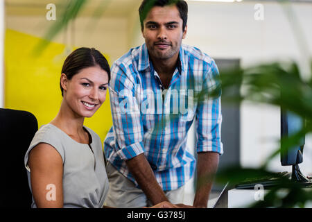 Collègues occasionnels smiling at camera Banque D'Images