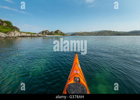 Le kayak de mer dans les eaux cristallines de la côte ouest de l'Écosse, dans la région de Moidart à Arisaig Banque D'Images